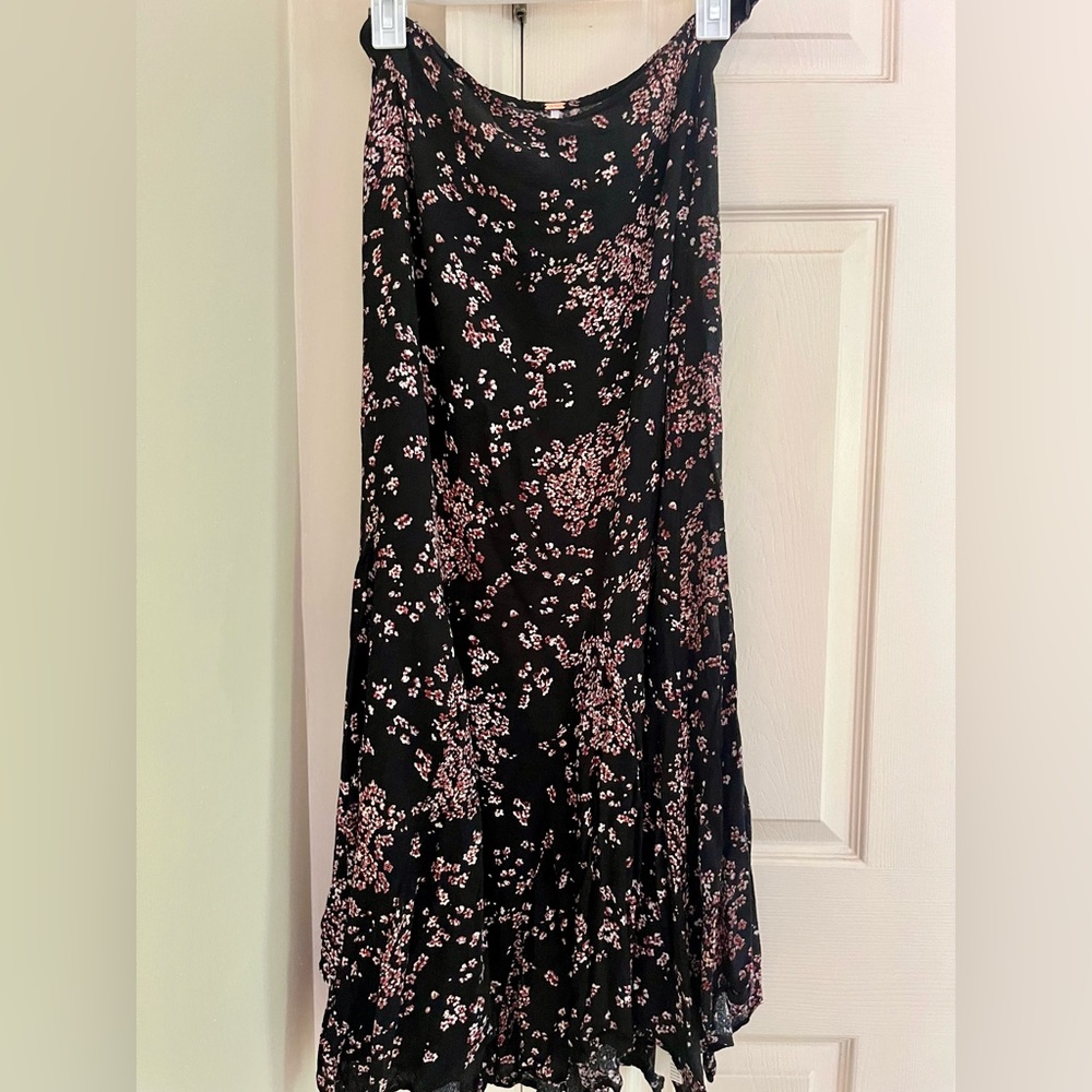 FREE PEOPLE - MIDI HANKER-CHIEF SKIRT